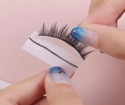 SELF ADHESIVE LASH STRIPS